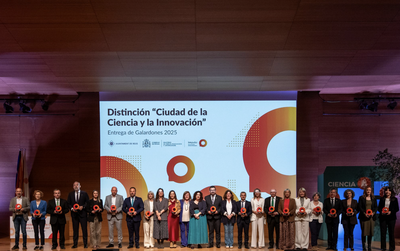 Professor Eva Miranda gives the conference for the “City of Science and Innovation” awards ceremony